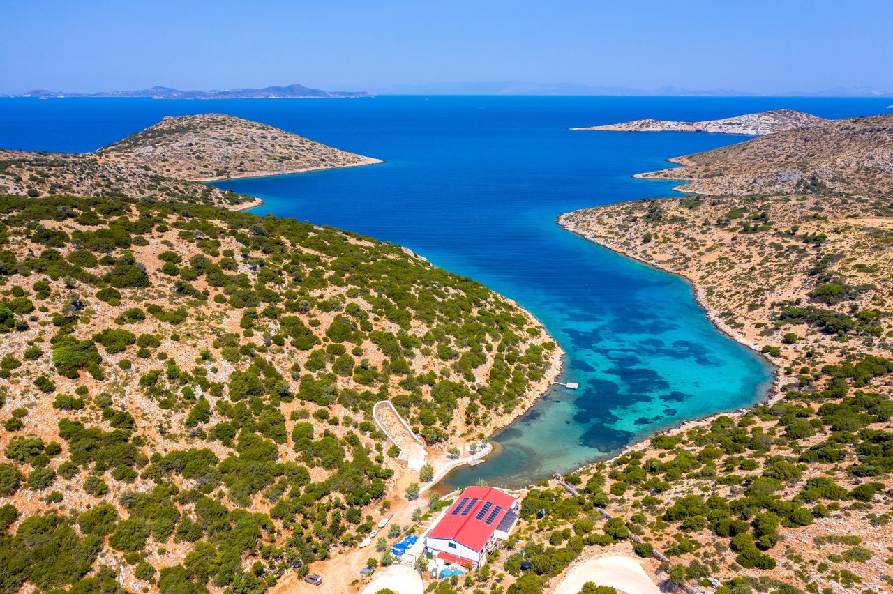 Vista aérea de un fiordo escénico en la isla de Lipsi, Dodecaneso, Grecia.