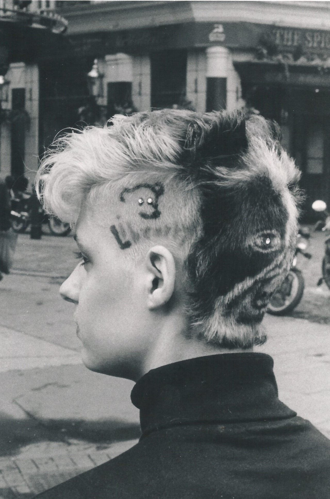 Una activista con un corte de pelo para apoyar la creación de Libearty.