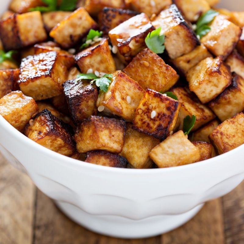 Un bowl con tofu frito