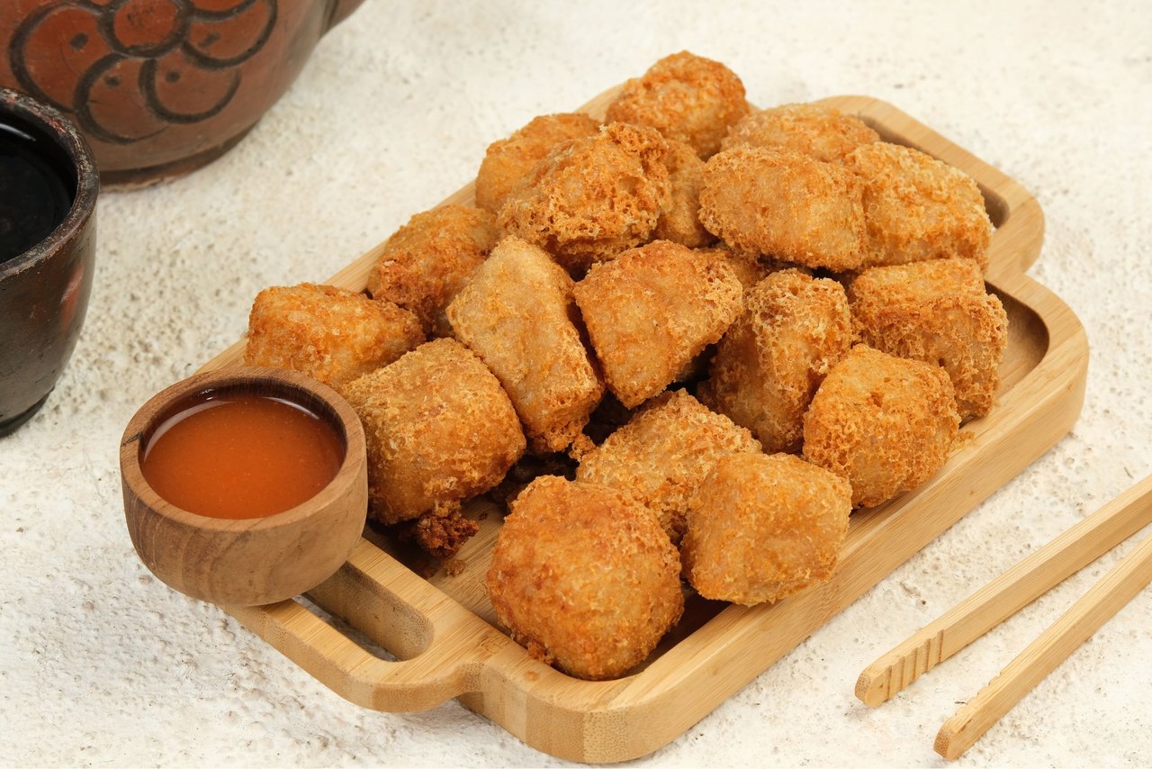 Tofu frito crujiente.