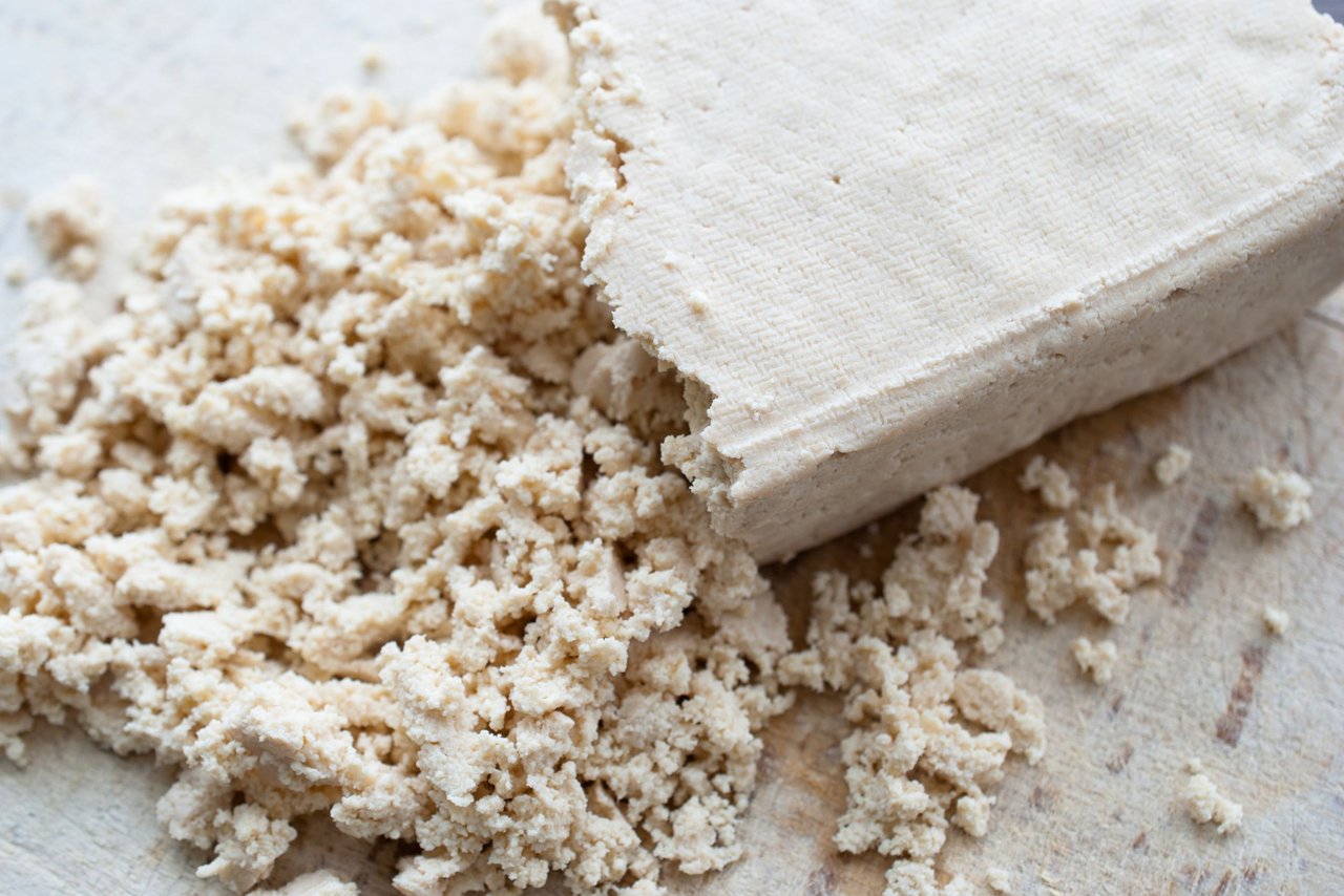 Tofu molido para preparar espagueti a la boloñesa.