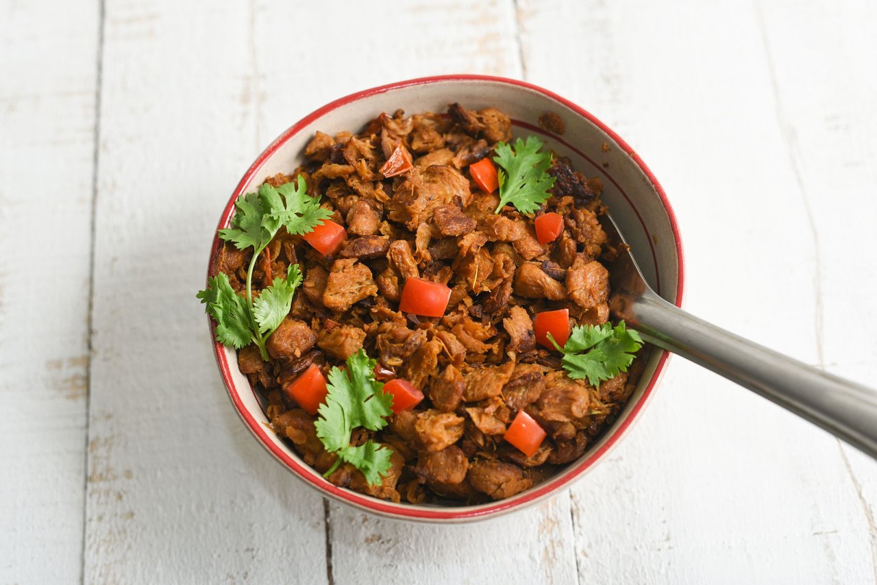 Plato de curri hecho con soya texturizada.