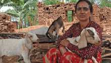 Mujer con cabra en la india 