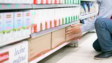 Cajas de leche de vacas en un supermercado.