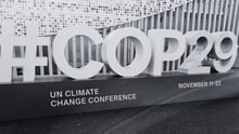 El logo de la COP29 en blanco y negro